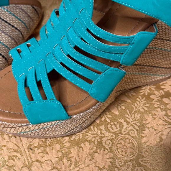 Teal & Tan Platform Wedges - Picture 3 of 8